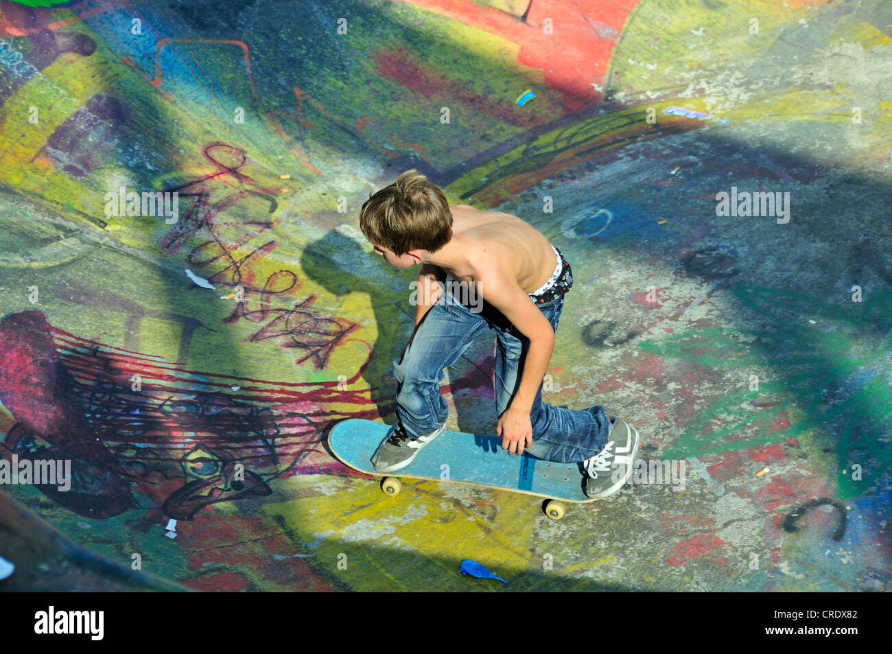La planche, 10 ans, bol d'un rampe de skate, Bruxelles, Belgique, Europe, PublicGround Banque D'Images