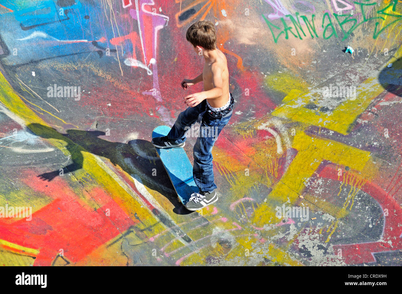 La planche, 10 ans, bol d'un rampe de skate, Bruxelles, Belgique, Europe, PublicGround Banque D'Images