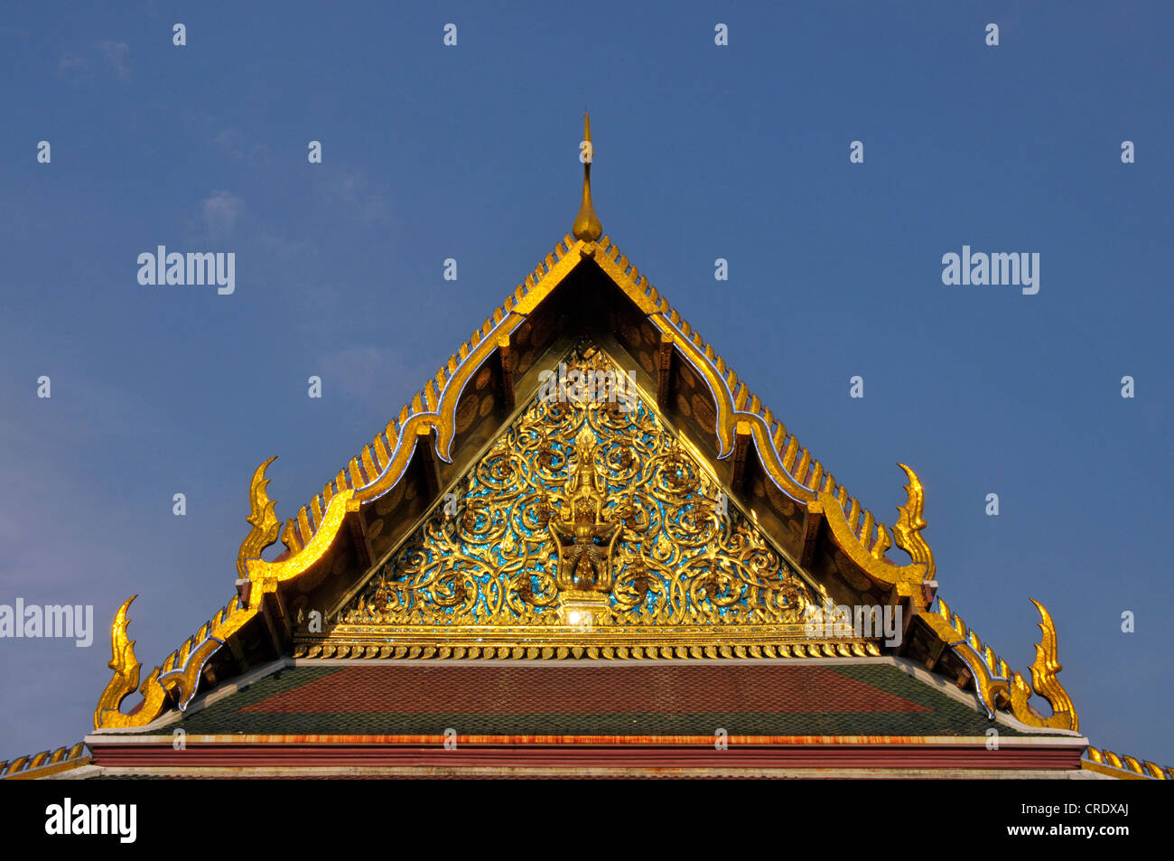 Fronton avec Garuda et les Nagas, Chofahs ciel, Tassel, caractéristique des ornements architecturaux sur le toit d'édifices bouddhistes Banque D'Images