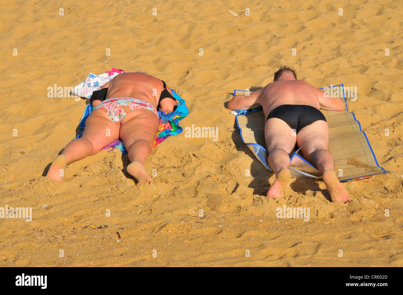 Couple obèses à bronzer sur une plage de sable fin, Negombo, Sri Lanka, en Asie du Sud, Asie Banque D'Images