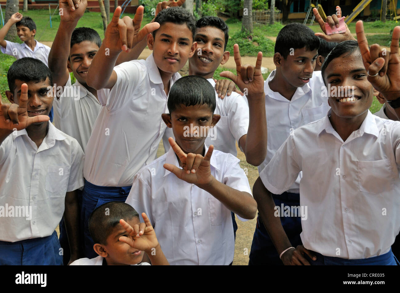 Les écoliers à l'aide de la langue des signes, l'École des Sourds, Beliatta, au Sri Lanka, en Asie du Sud, Asie Banque D'Images