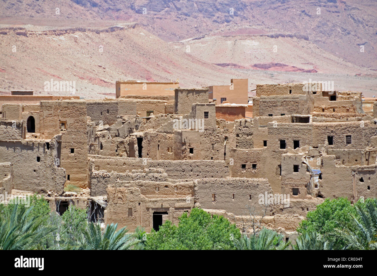 Maisons délabrées en partie dans la ville oasis de Tinerhir, Marrakech-tensift-Deraa, Maroc, Afrique Banque D'Images