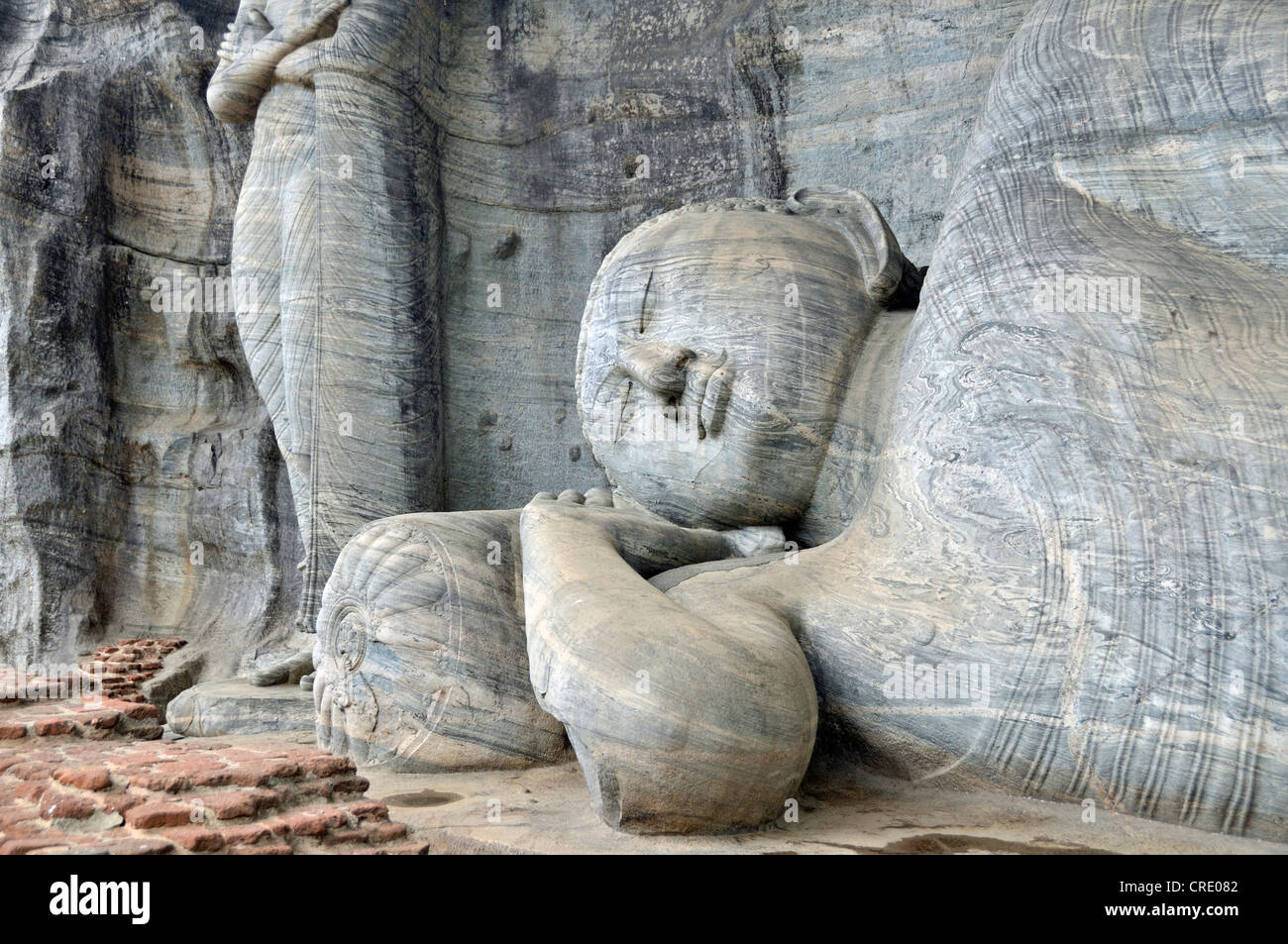 Statue de Bouddha couché, l'entrée au Nirvana, parinirvana, Gal Vihara, Polonnaruwa, Sri Lanka, Ceylan, l'Asie Banque D'Images