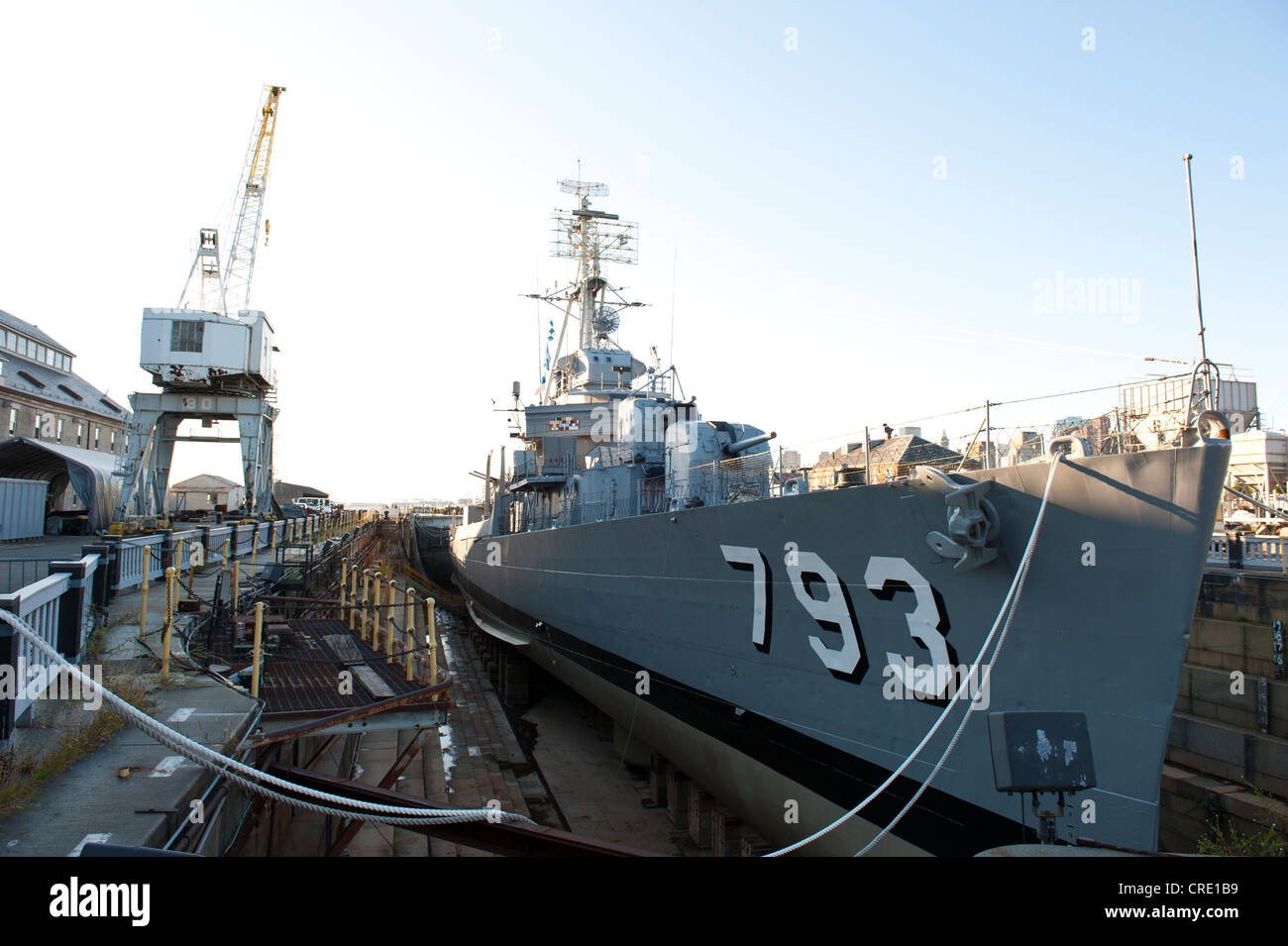L'expédition dans le port, le musée de la marine, navire de guerre, le destroyer USS Cassin Young JJ-793 en cale sèche Banque D'Images