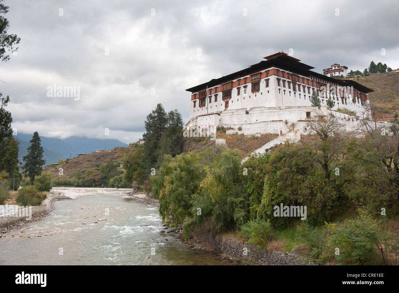 Le bouddhisme tibétain, le monastère Rinpung Dzong et forteresse au bord d'une rivière, Paro, l'Himalaya, le Bhoutan, l'Asie du Sud, Asie Banque D'Images