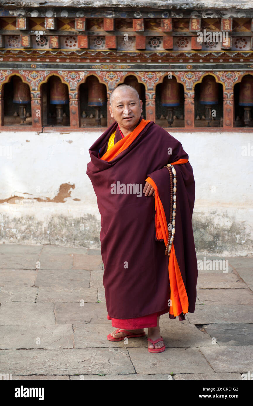 Le bouddhisme tibétain, moine, abbé, forteresse-monastère, cour, Wangdue Phodrang Dzong, près de Punakha, l'himalaya Banque D'Images