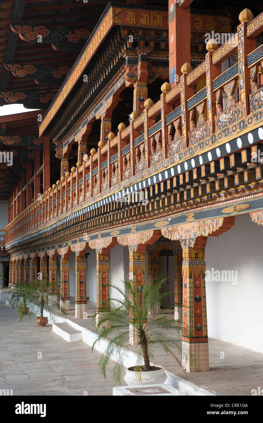 Le bouddhisme tibétain, galerie en bois orné, forteresse-monastère de Punakha Dzong,,, l'Himalaya, le Royaume du Bhoutan, l'Asie du Sud, Asie Banque D'Images