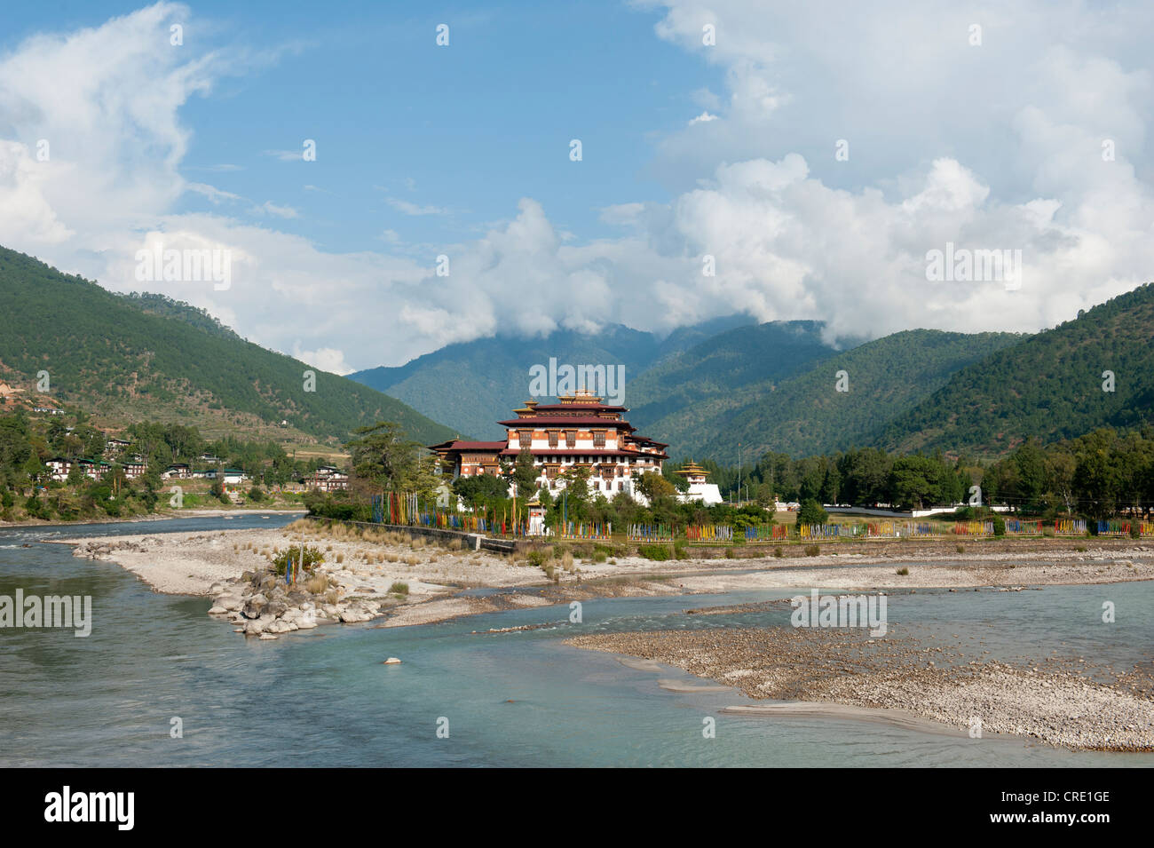 Le bouddhisme tibétain, fortess-monastère par la rivière, Dzong, montagnes boisées, Punakha, l'Himalaya, Royaume du Bhoutan Banque D'Images