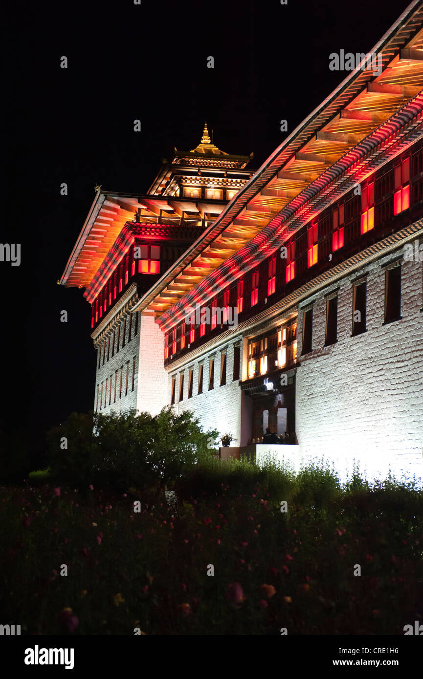 Building éclairé avec des lumières colorées dans la nuit, siège du gouvernement, Tashichho Dzong, capitale de Thimphu, l'himalaya Banque D'Images