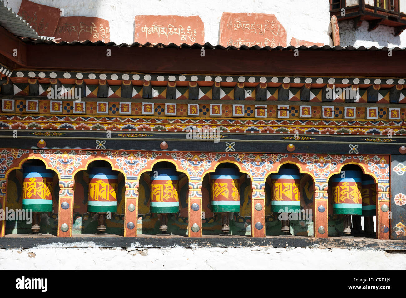 Roues de prière colorés, Cheri Goemba, Dorjeden Chagri Monastère monastère, près de Thimphu, Royaume du Bhoutan, l'Asie du Sud, Asie Banque D'Images