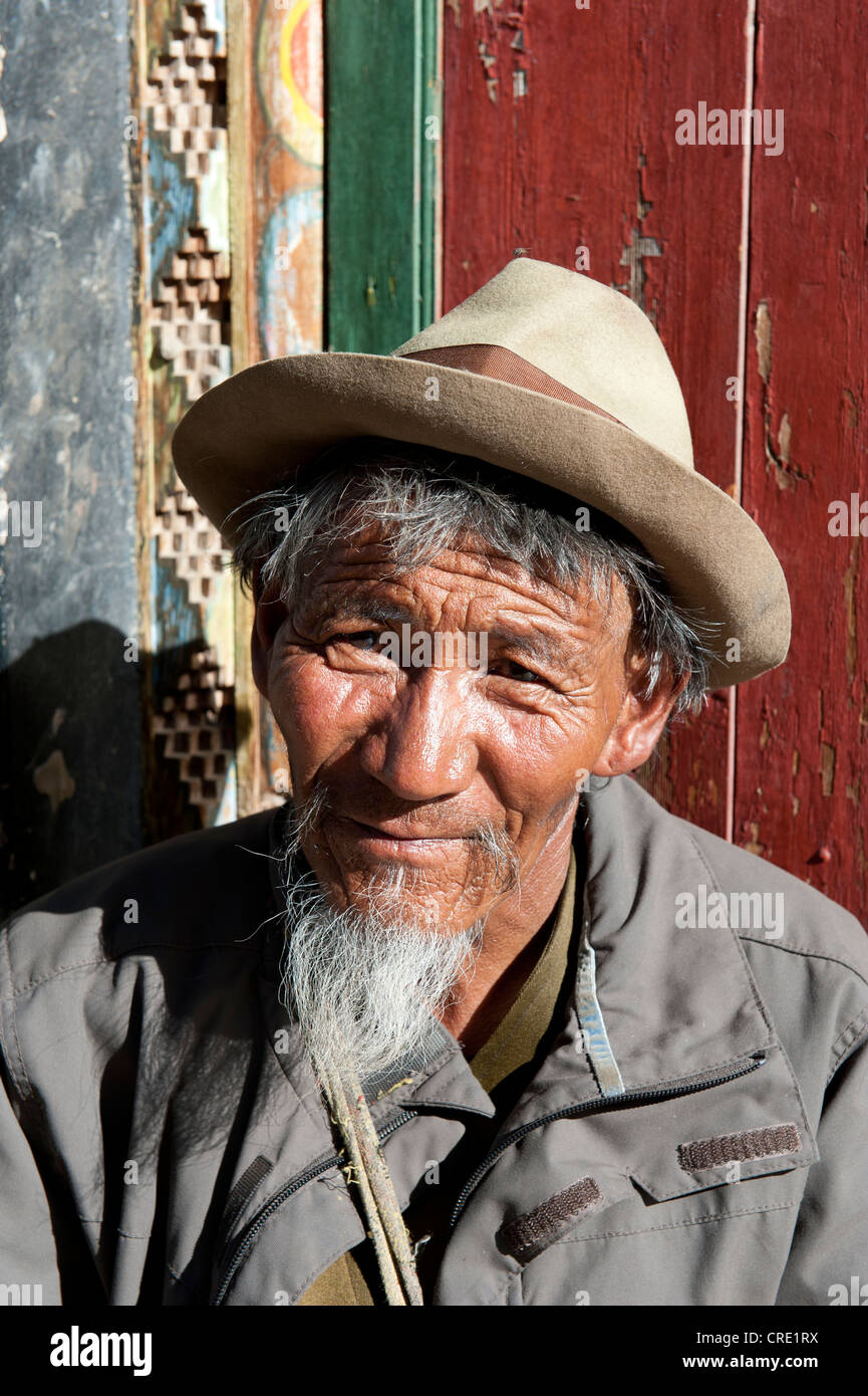 Tibétain ancien homme barbu portant un chapeau, portrait, Lhassa, Ue-Tsang,  le Tibet central, dans la région autonome du Tibet, l'Himalaya Photo Stock  - Alamy