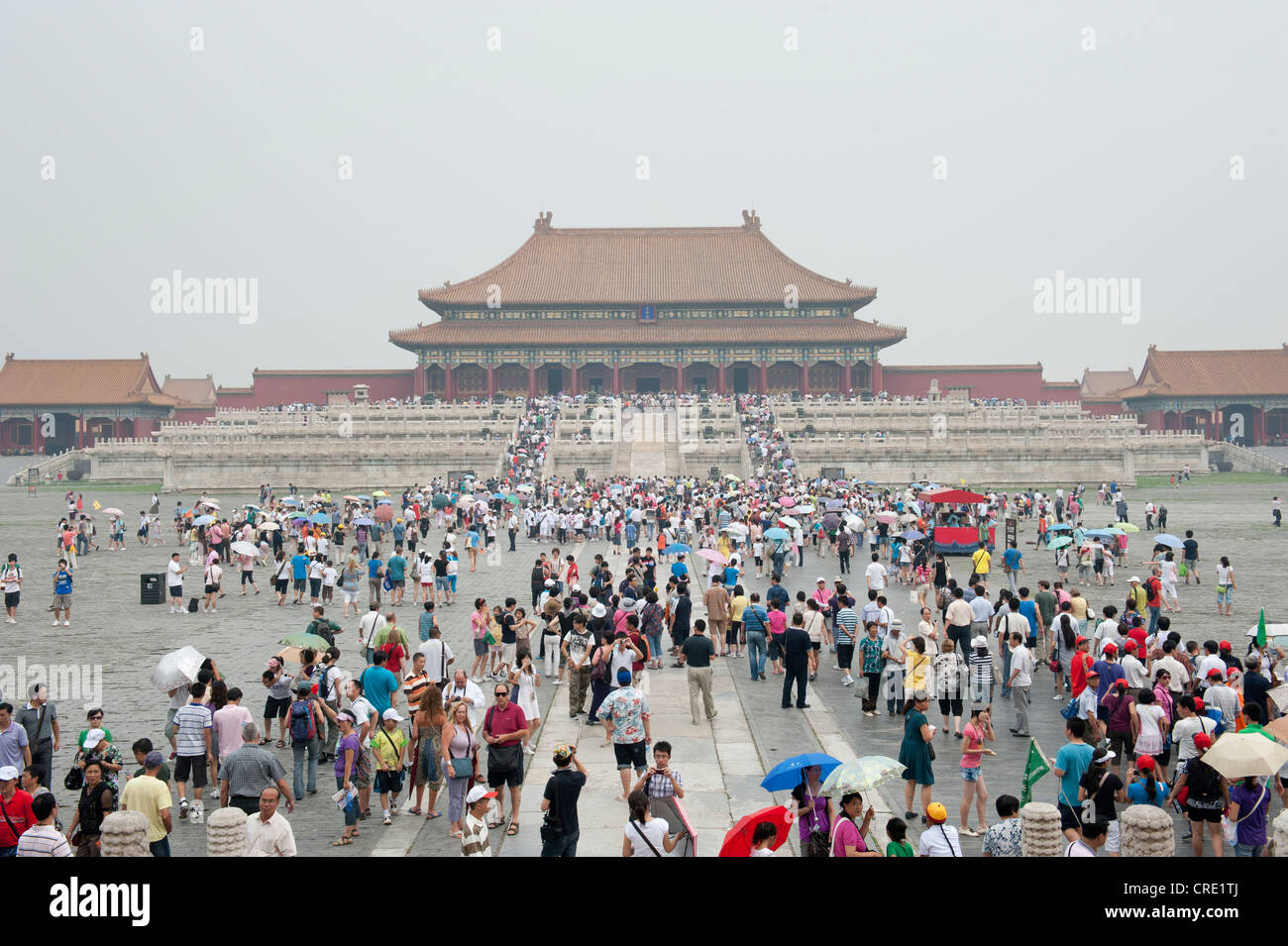 Foule, grande place, salle de l'harmonie suprême, la Cité Interdite, le palais impérial, Beijing, République populaire de Chine, l'Asie Banque D'Images