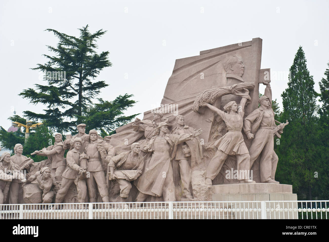 Monument en pierre de communiste, les gens avec le drapeau de Mao Zedong, la Place Tiananmen, la Place Tiananmen, à Beijing Banque D'Images