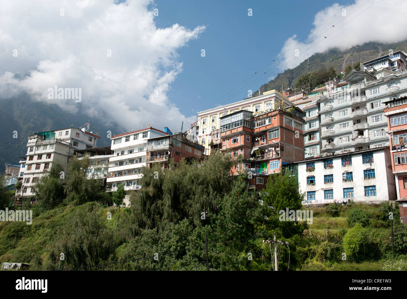 Les maisons construites à proximité du versant de montagne, ville frontière de Zhangmu, 2300m, sur la route de l'Amitié Tibet - Népal, Himalaya Banque D'Images