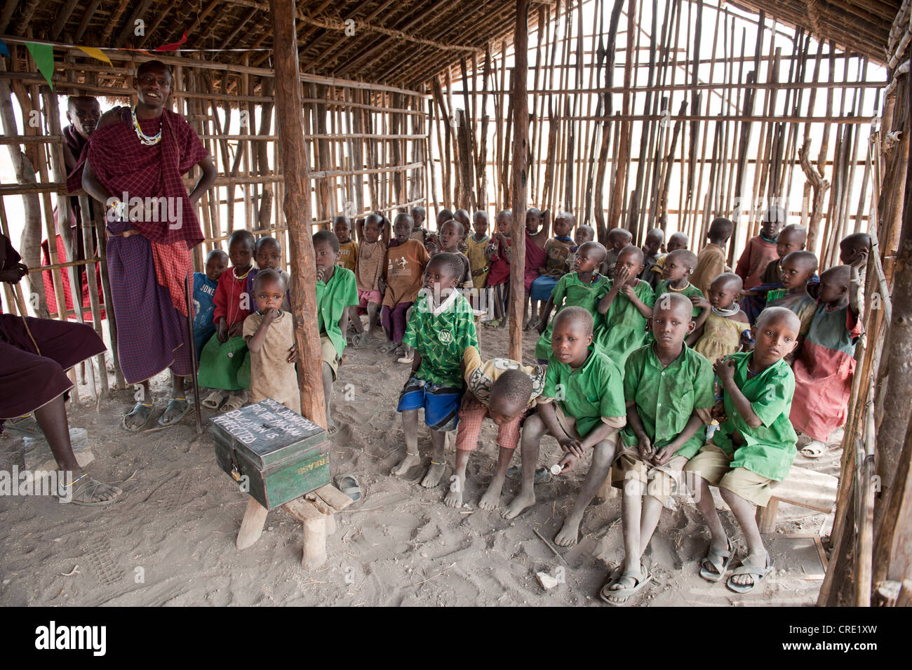 L'éducation et la pauvreté, les enfants d'une école primaire classe avec un enseignant, l'ethnologie, Masai, village de Kiloki, Savannah Banque D'Images