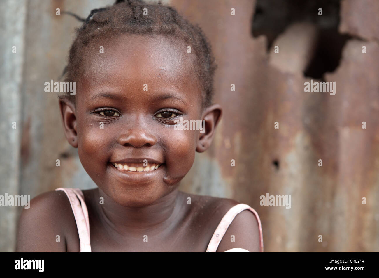 Portrait d'une fille dans le quartier point quatre de Monrovia, le comté de Montserrado, au Liberia, le jeudi 5 avril 2012. Banque D'Images