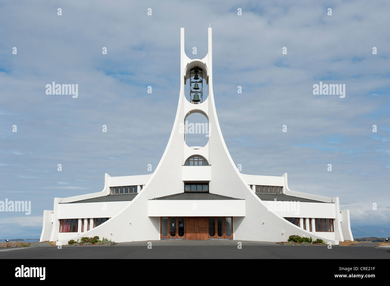 Église moderne blanc, construction de béton, Stykkishólmur Islande, Scandinavie Europe du Nord, Europe Banque D'Images