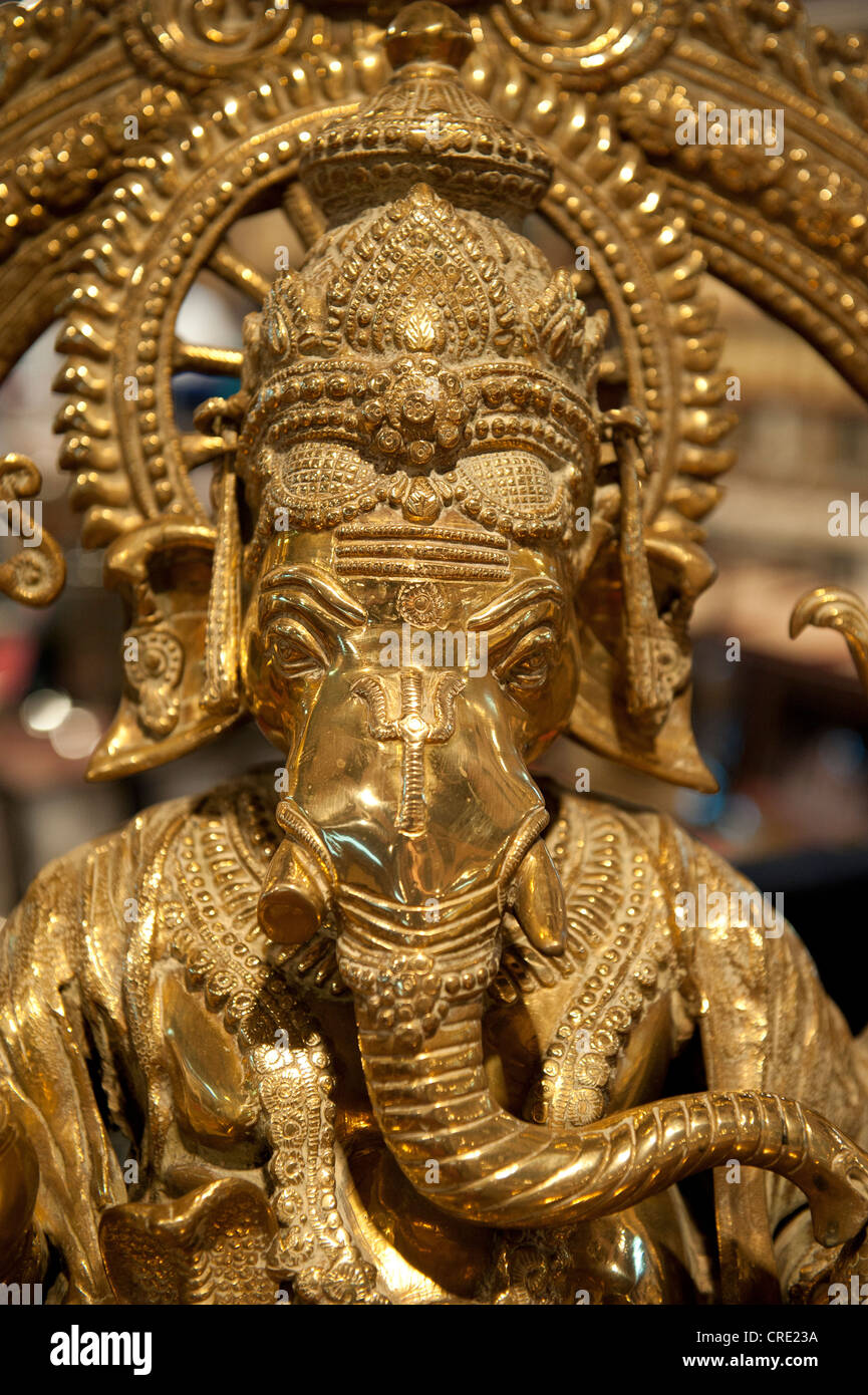 L'hindouisme, brazen statue du dieu Ganesha avec une tête d'éléphant, dieu de la bonne chance, l'intelligence et de sagesse, de souvenirs, Agra Banque D'Images