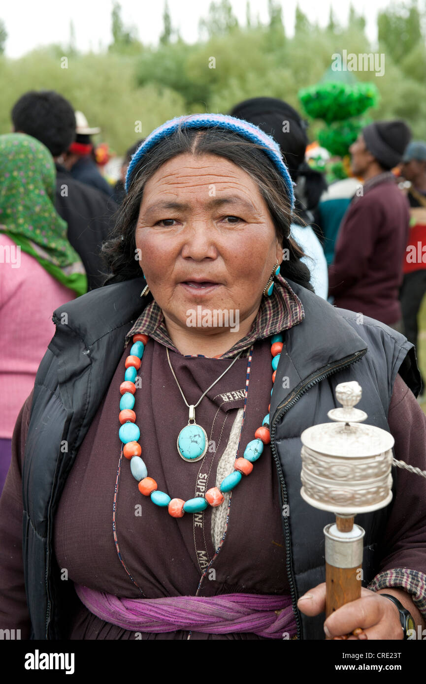 Festival tibétain, portrait, vieille femme en costume traditionnel de  tourner un moulin à prières, collier de pierreries Photo Stock - Alamy