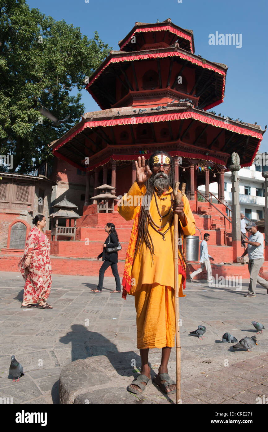 Portrait, saint homme portant des lunettes bénédiction avec sa main, Mudra, Sadhu, peint de couleurs vives, front, robe orange, barbe, Banque D'Images