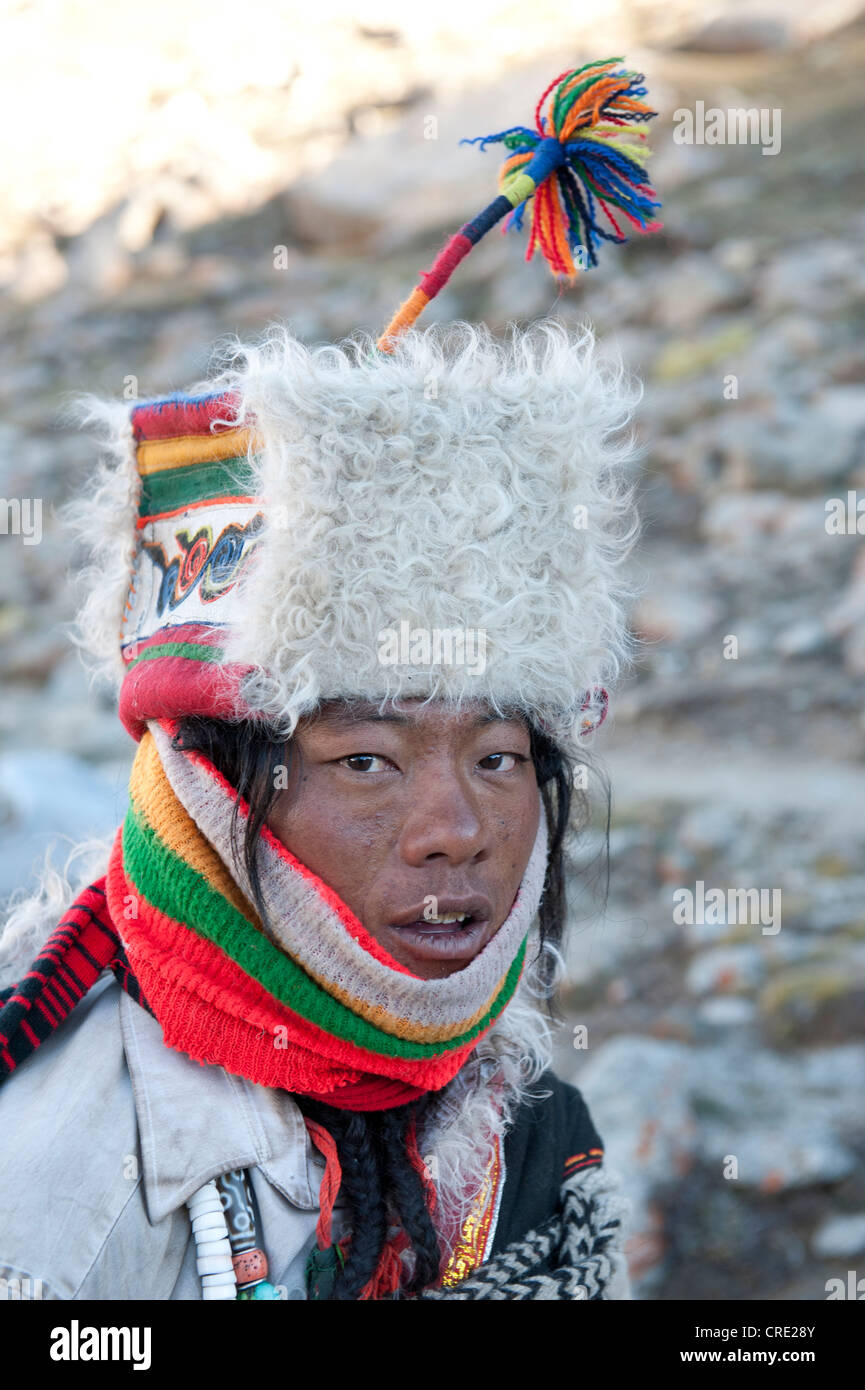 Le bouddhisme tibétain, portrait de pèlerin Tibétain avec un chapeau coloré, monter à la Dolma La Pass, chemin de pèlerinage autour de la Banque D'Images
