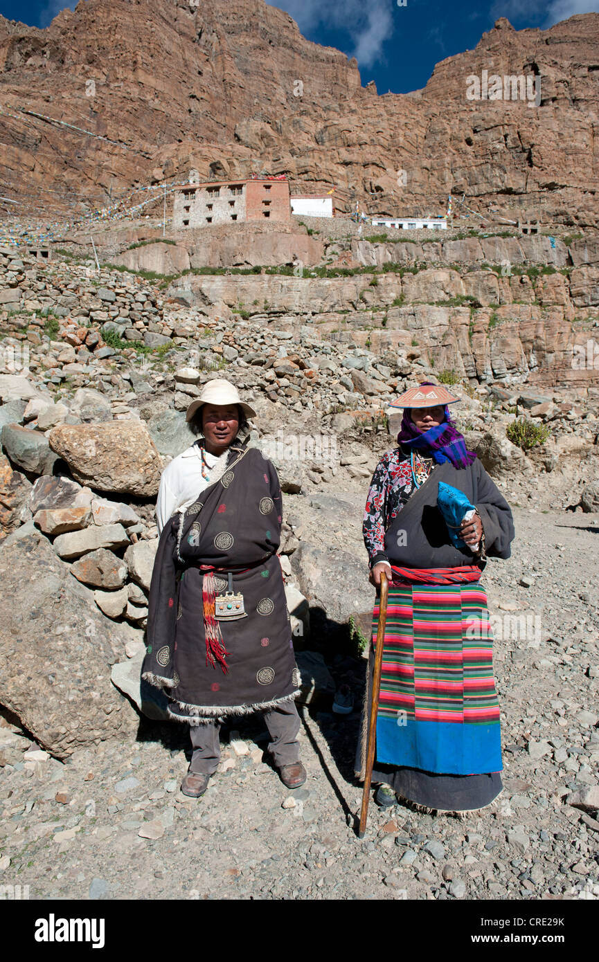 Le bouddhisme tibétain, deux Tibétains, vêtu de costumes traditionnels, les pèlerins, en pèlerinage pèlerinage Kora autour du Mont Kailash Banque D'Images