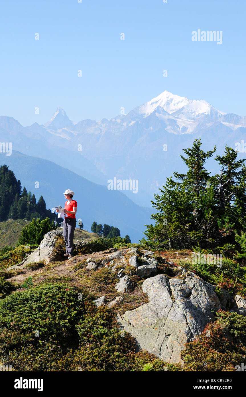 Le randonneur debout devant le Cervin et montagnes Taeschhorn, Riederalp, Valais, Suisse, Europe Banque D'Images