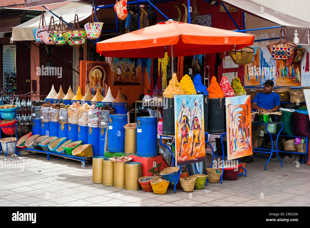 Un peintre a affiché des peintures et pigments en poudre dans son échoppe à vendre, souk, bazar, Medina, vieille ville, Marrakech Banque D'Images