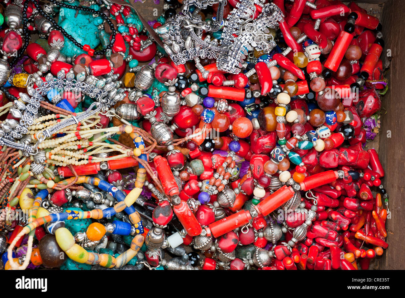 Oriental bijoux, colliers avec perles colorées et de corail, souk, bazar, le Maroc, l'Afrique Banque D'Images