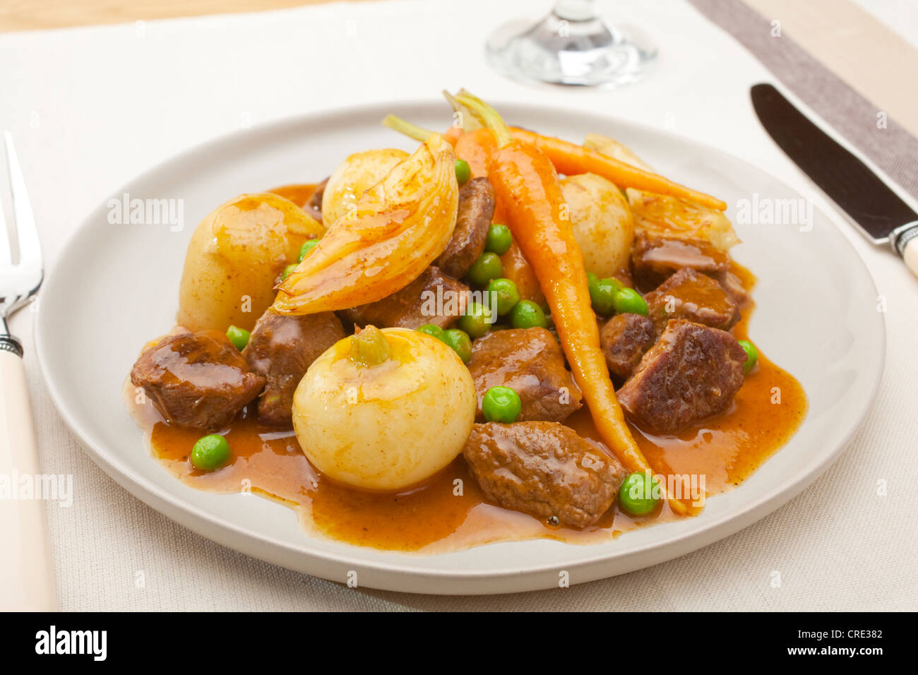 Un plat français, navarin d'agneau est un ragoût d'agneau avec des légumes-racines, souvent servi à Pâques. Banque D'Images