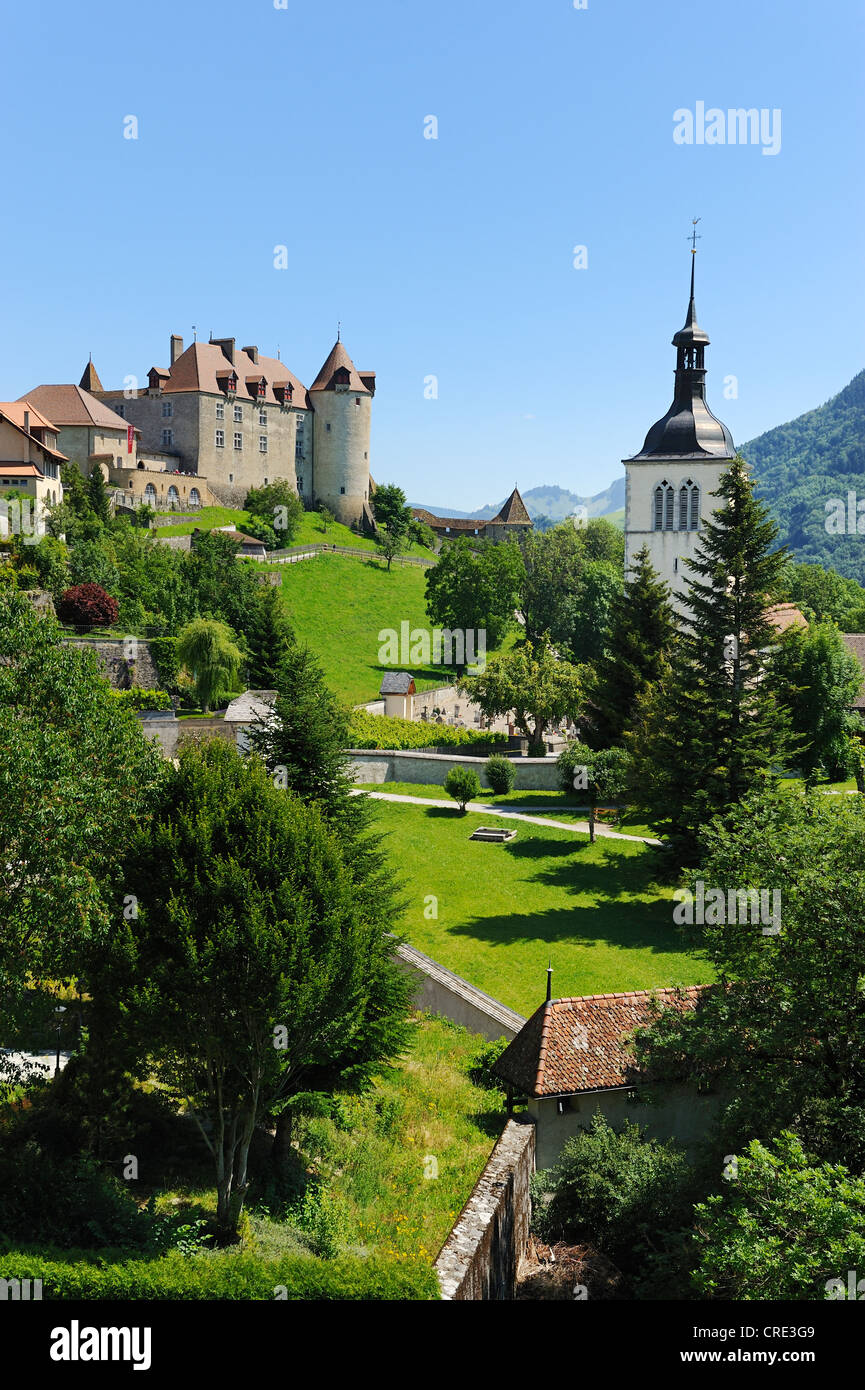 Remparts autour de la ville médiévale, à l'arrière Château de château de Gruyères, Gruyères, Fribourg, Suisse, Europe Banque D'Images