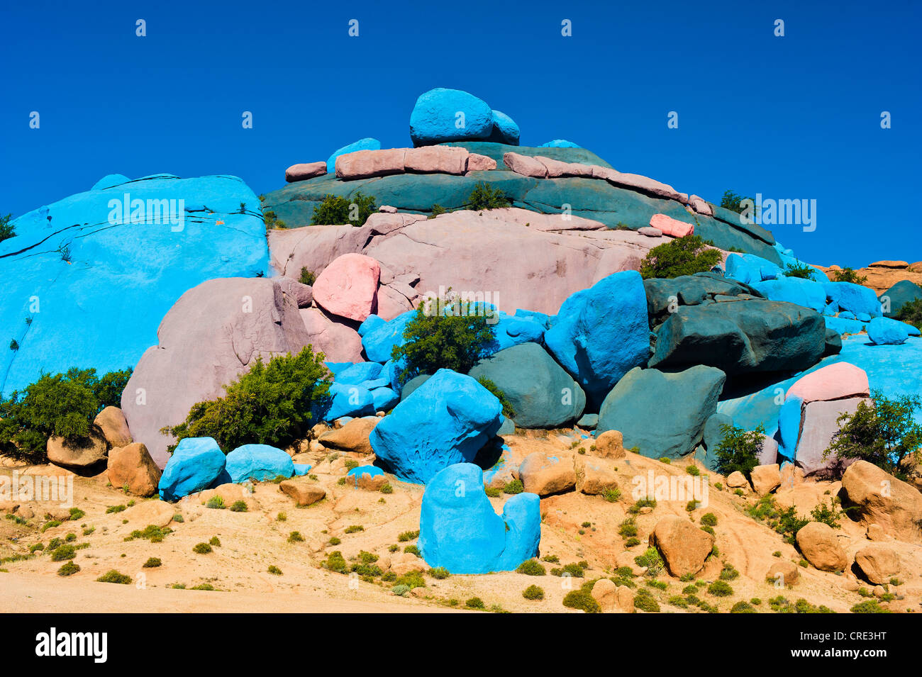 Roches Peintes par le peintre belge Jean Verame près de Tafraoute, Anti-Atlas ou moindre gamme Atlas, le Sud Marocain, Maroc Banque D'Images