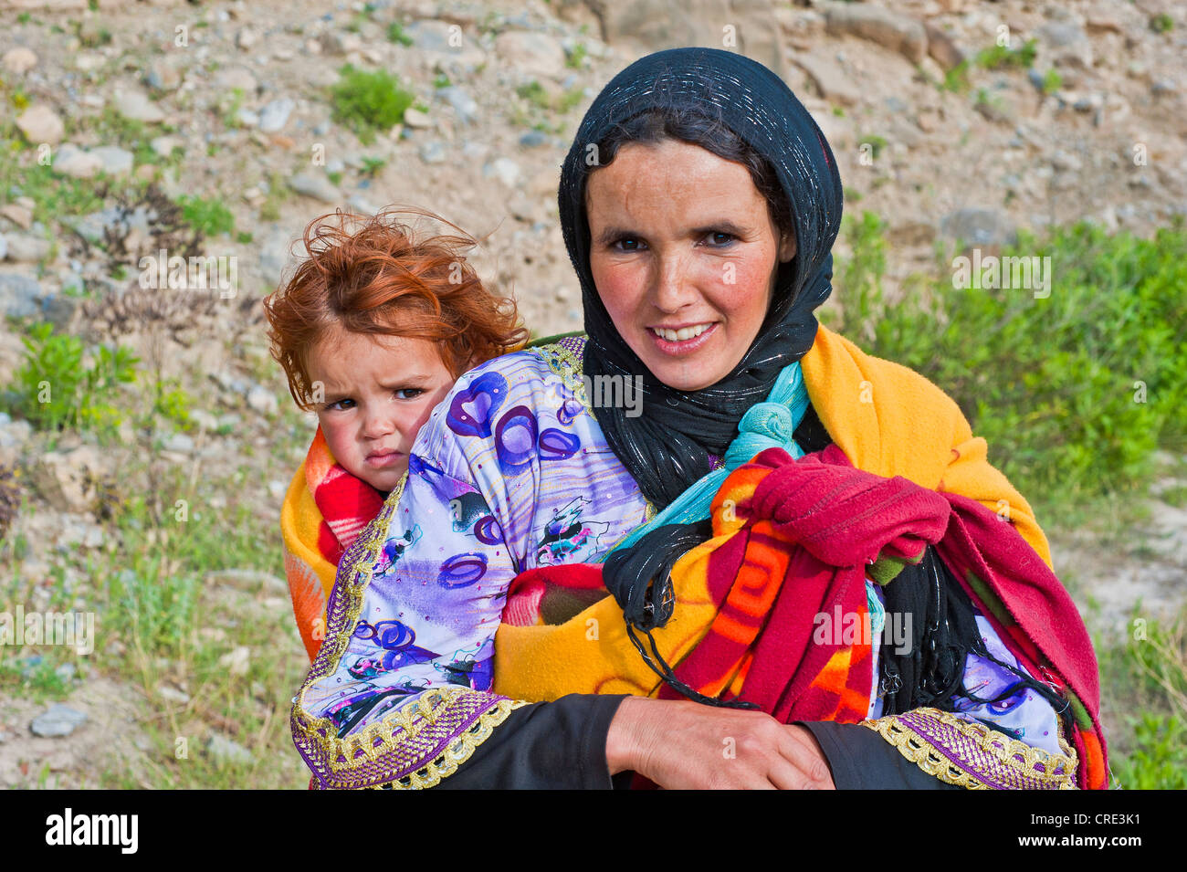 Jeune femme portant un bébé dans une écharpe porte-bébé, Haut Atlas, Maroc,  Afrique Photo Stock - Alamy