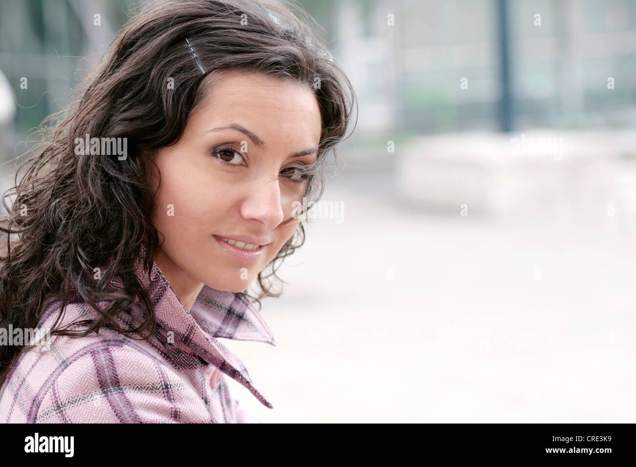 Belle jeune femme darkhaired Banque D'Images