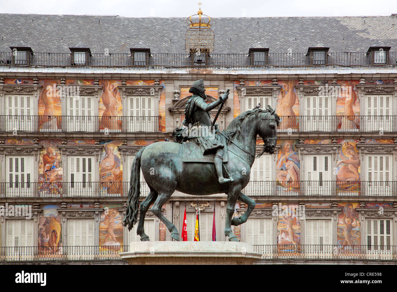 Place historique de la ville de la Plaza Mayor avec une statue équestre de Philippe III par Giovanni Bologna en face de la Casa de fresques Banque D'Images