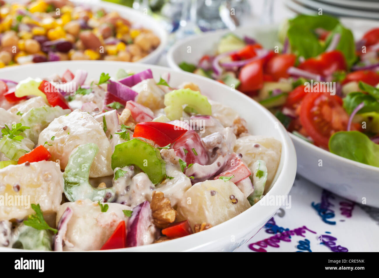 Un assortiment de salades sur une table de buffet, avec des décorations de fête arrosée sur table. Banque D'Images