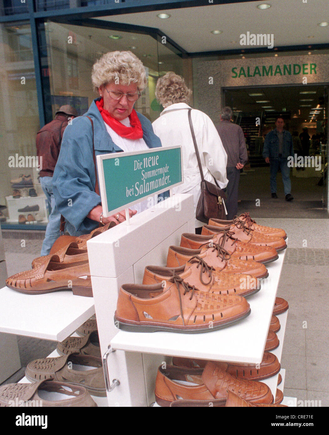 Salamander shoe Banque de photographies et d'images à haute résolution -  Alamy