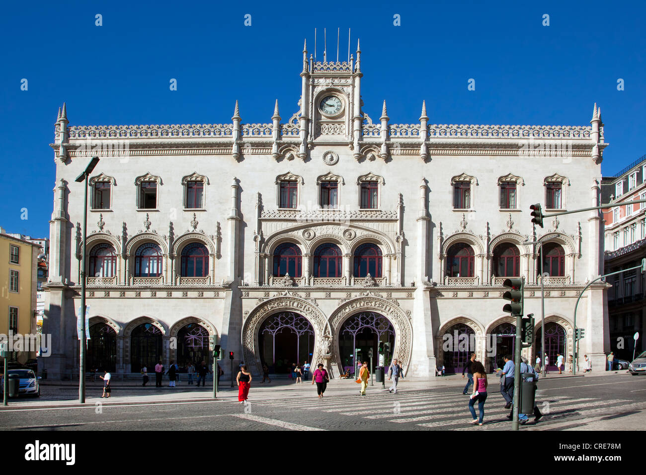 La gare de Rossio, Estacao do Rossio, avec une entrée en forme de fer à cheval, sur la Praça de Dom Pedro IV square, dans le quartier de Banque D'Images