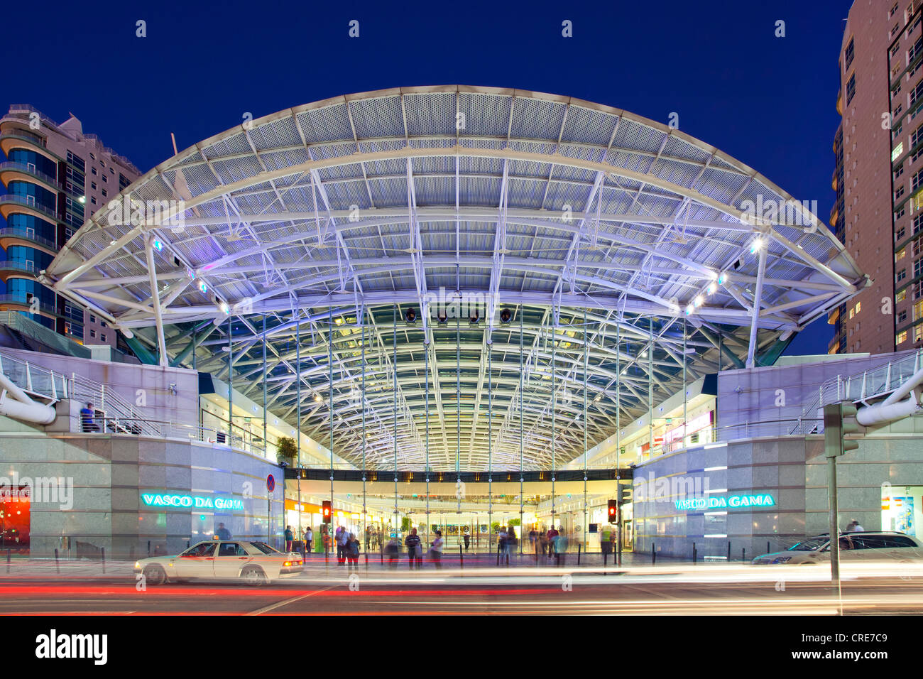 Centre commercial Centro Comercial Vasco da Gama, de nuit, sur le terrain de la Parque das Nacoes Banque D'Images