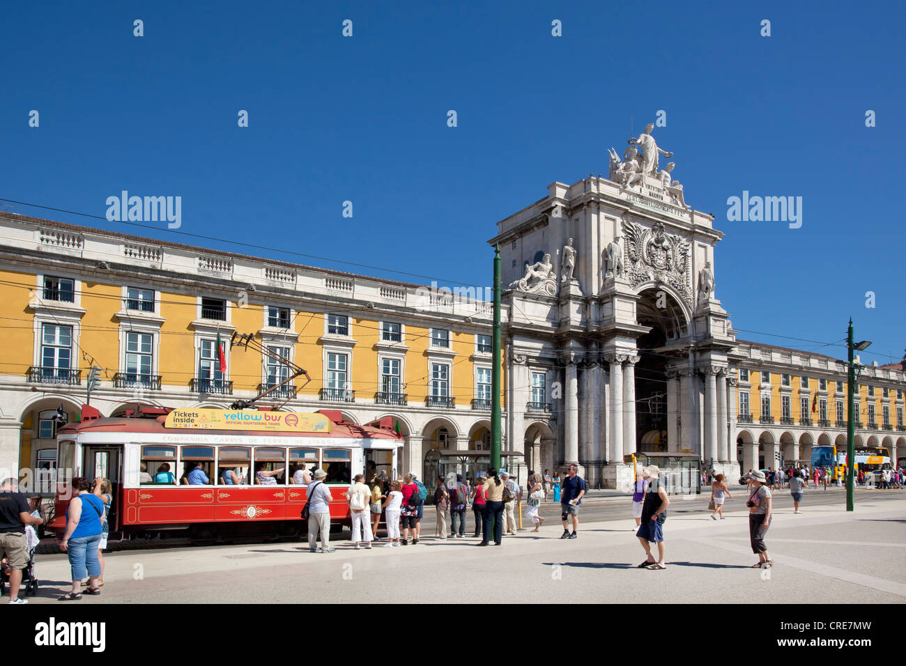 Arco da Rua Augusta Archway avec le ministère de la Justice, Ministerio da Justica, sur la Praça do Comercio square dans le quartier historique Banque D'Images