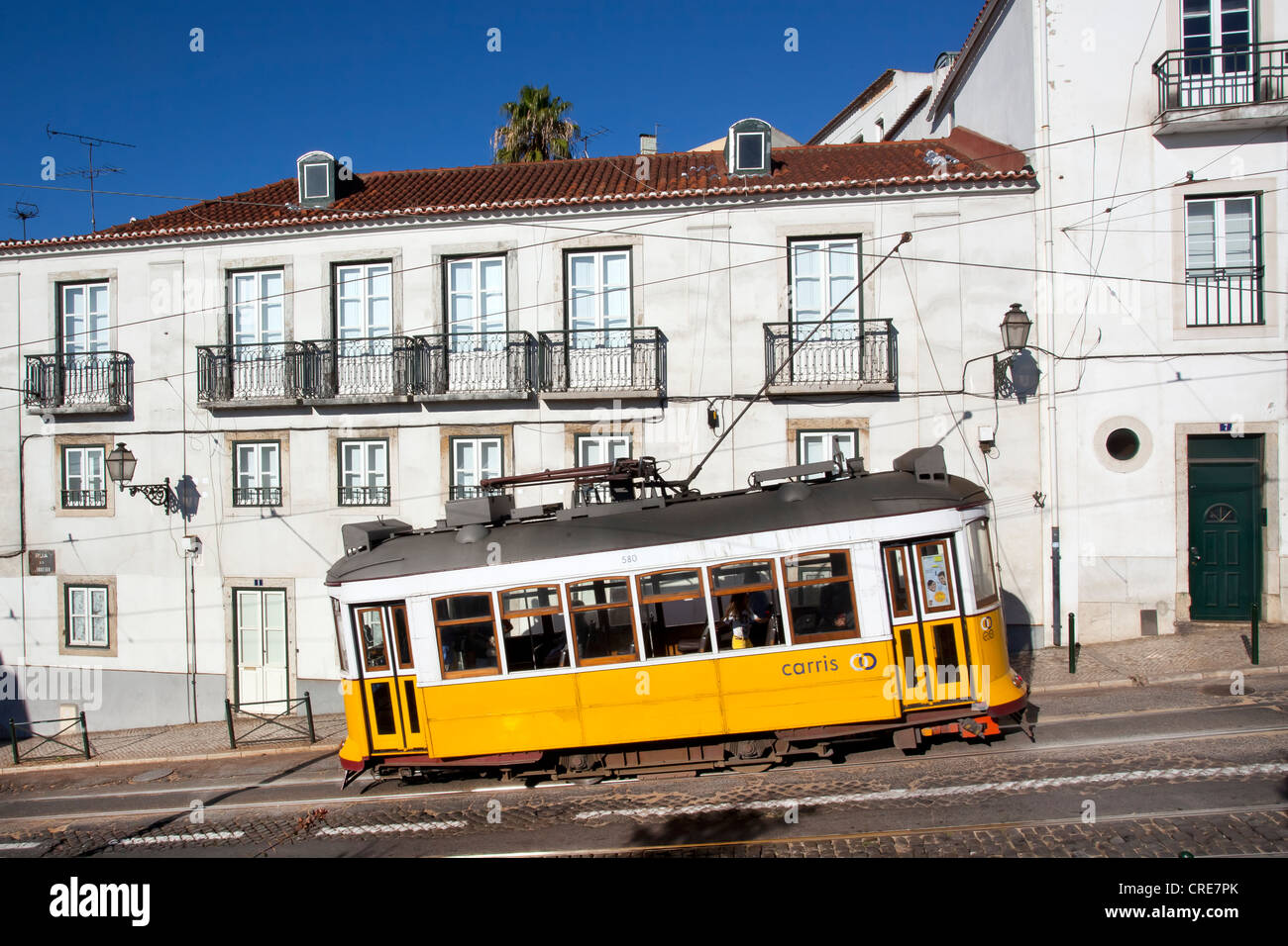 Tramway historique, Electrico 28, dans le quartier historique d'Alfama à Lisbonne, Portugal, Europe Banque D'Images