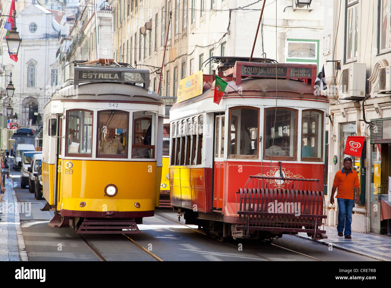 Tramway historique, Electrico 28, dans le quartier historique d'Alfama à Lisbonne, Portugal, Europe Banque D'Images