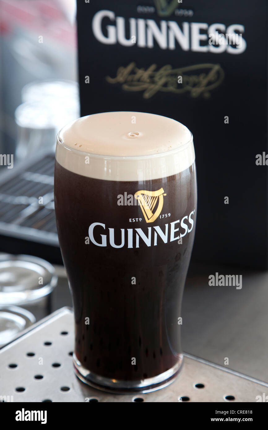 Une pinte de Guinness dans l'entrepôt de la bière dans la brasserie Guinness, une partie de la société de boissons de Diageo, Dublin, Irlande, Europe Banque D'Images