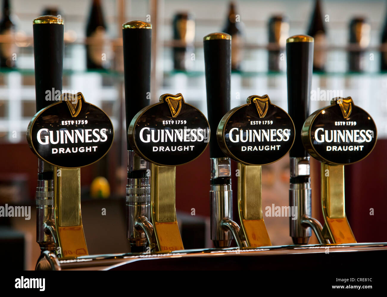 Robinets avec le logo dans le Guinness Storehouse dans la brasserie Guinness, une partie de la société de boissons de Diageo, Dublin, Irlande Banque D'Images