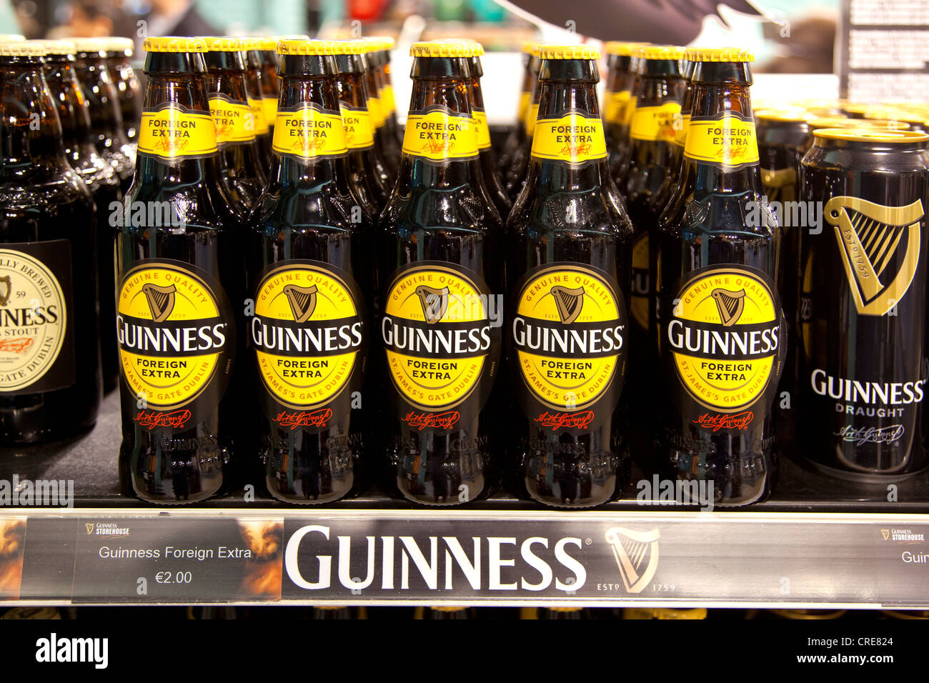 Les bouteilles de bière Guinness dans le musée de l'entrepôt de la brasserie Guinness, une partie de la société de boissons de Diageo, Dublin Banque D'Images