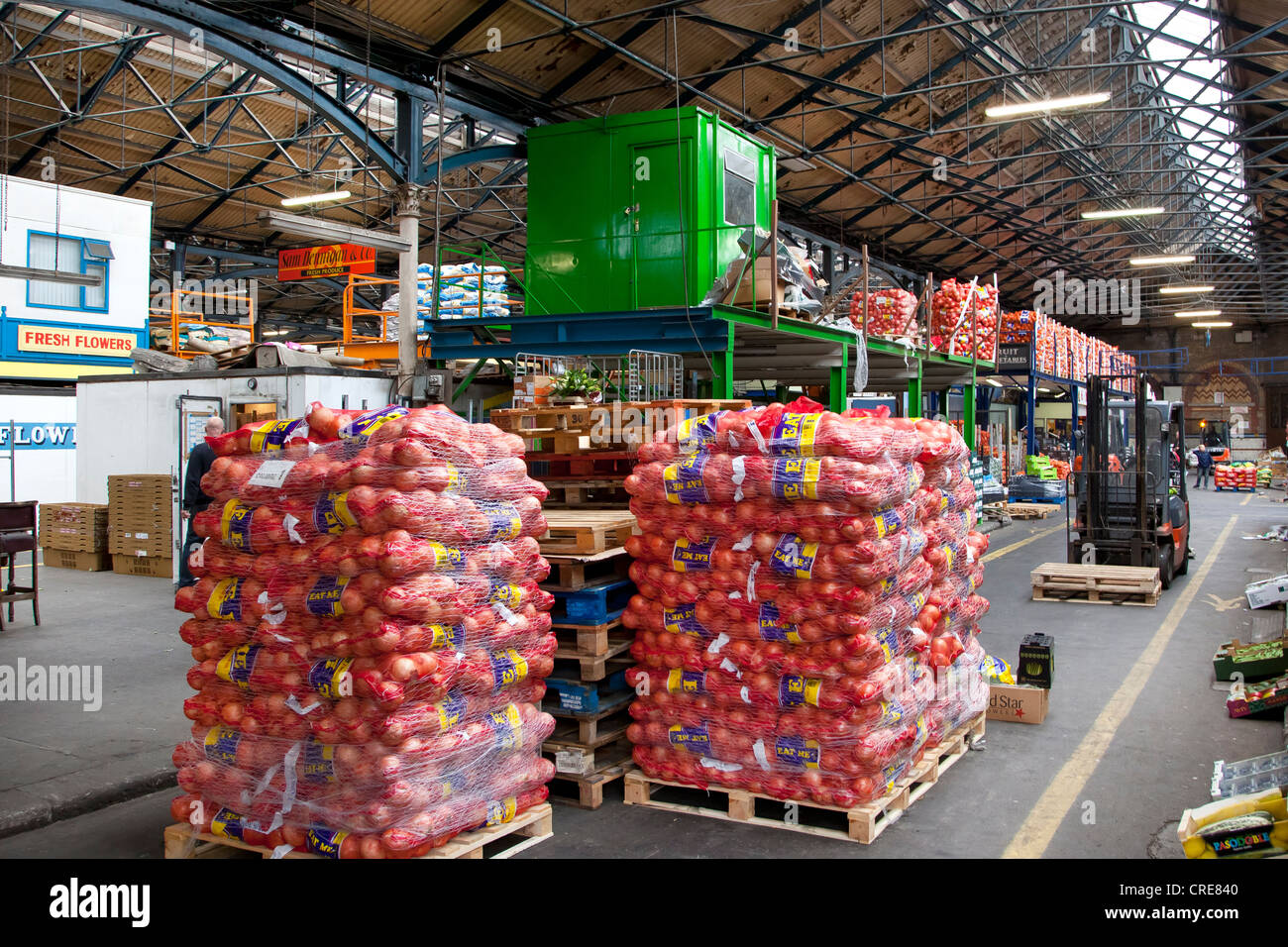 Les oranges sur le marché de gros, la ville de Dublin, le marché des fruits et légumes dans un marché couvert de style victorien située sur la Smithfield Banque D'Images