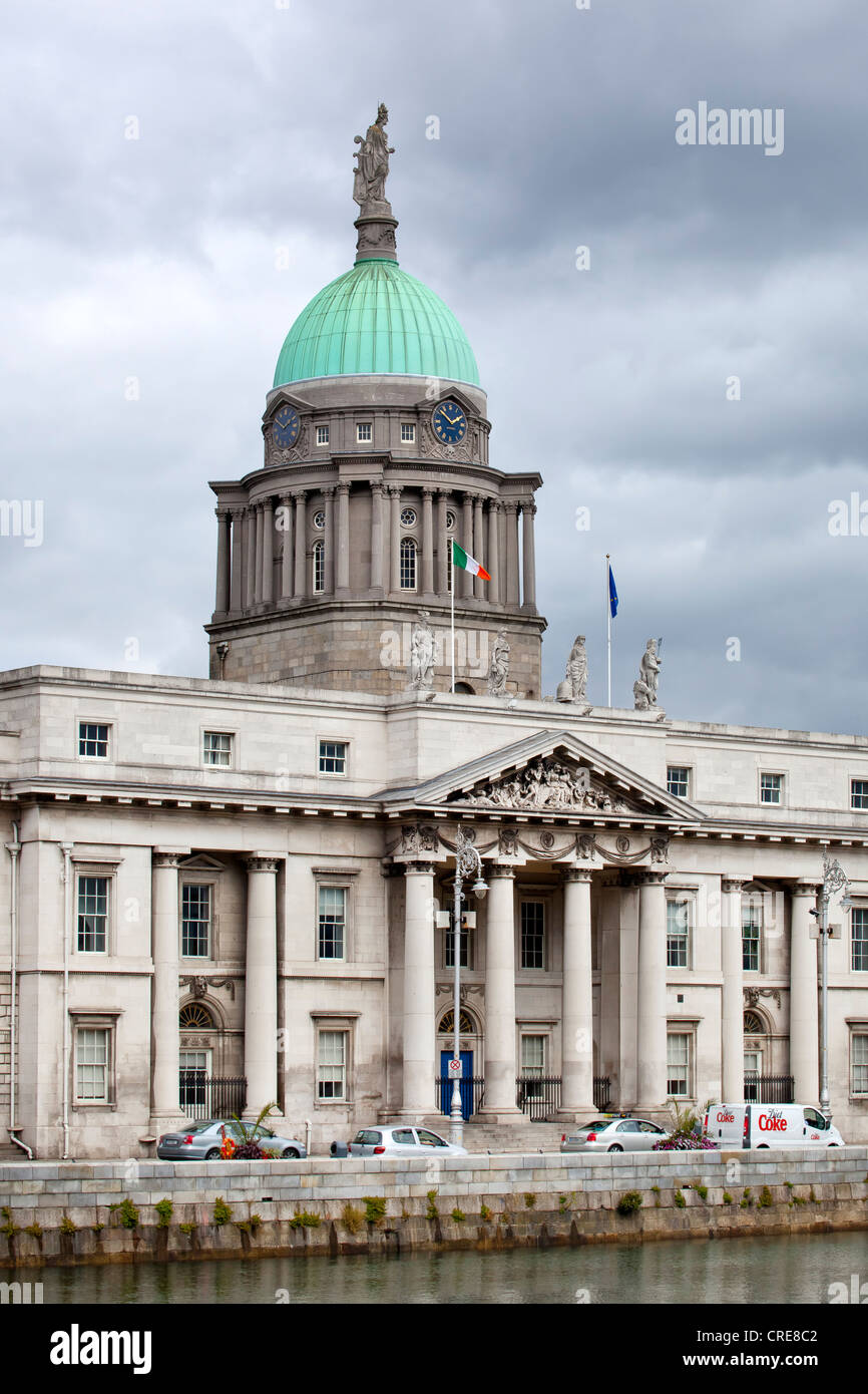 Custom House Custom House, ancienne maintenant le ministère de l'environnement, sur la rivière Liffey à Dublin, Irlande, Europe Banque D'Images