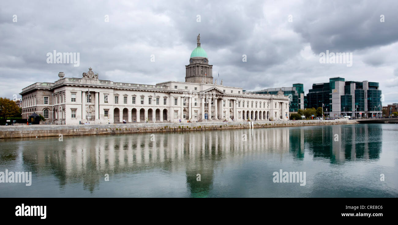 Custom House Custom House, ancienne maintenant le ministère de l'environnement, sur la rivière Liffey à Dublin, Irlande, Europe Banque D'Images