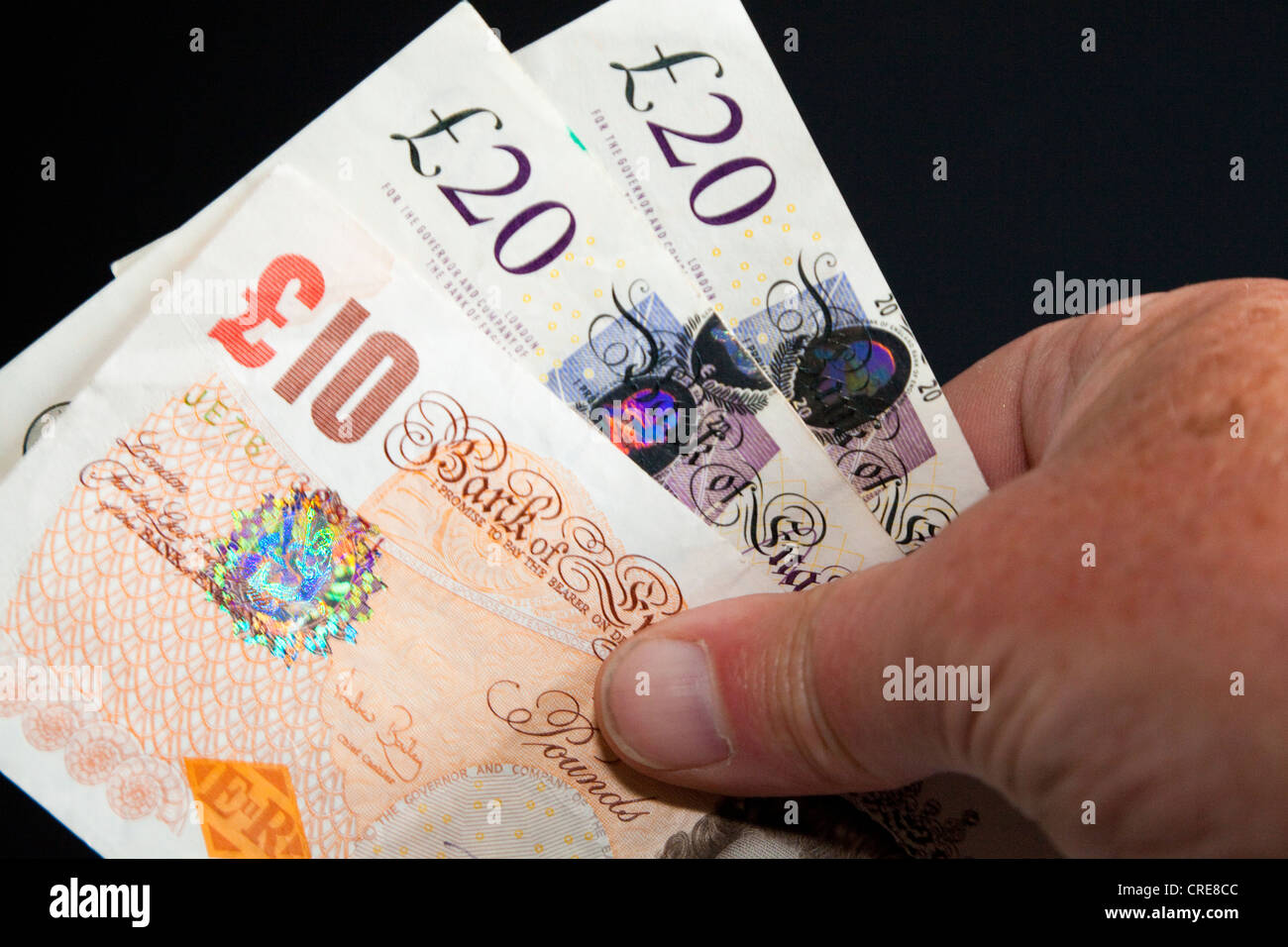 Livre Stirling notes dans la main Banque D'Images