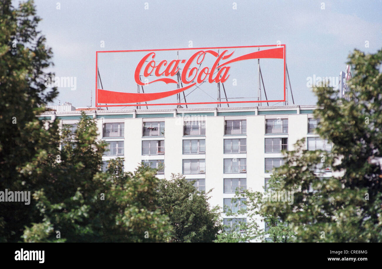 Publicité lumineuse pour Coca-Cola, Berlin, Allemagne Banque D'Images